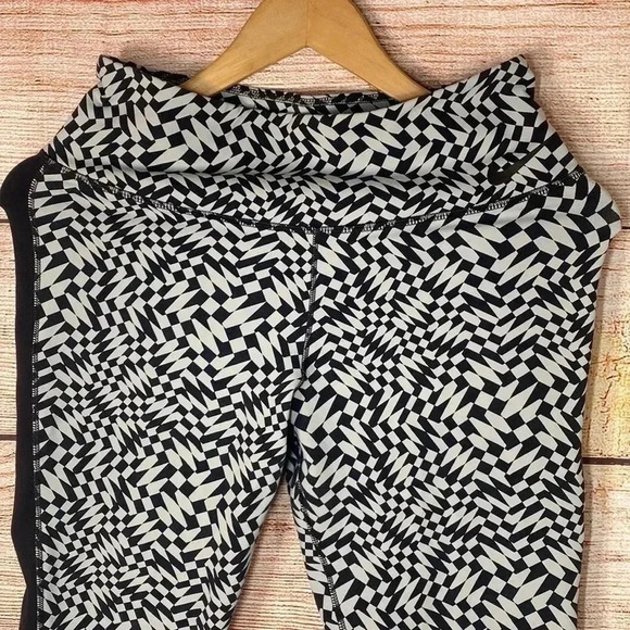 Nike Dry-Fit Women’s Abstract Leggings Medium - Picture 3 of 8
